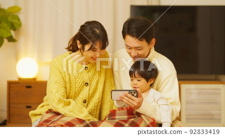 一家人在寒冷的冬夜依偎在一起 92833419