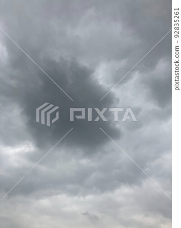 可用於透視和背景材料的春天灰色天空和沈悶的雲彩 可用於透視和背景材料的春天灰色天空和沈悶的雲彩 92835261
