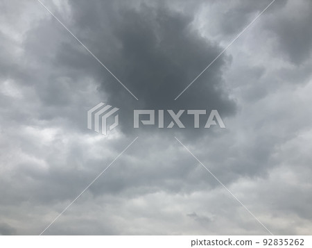 可用於透視和背景材料的春天灰色天空和沈悶的雲彩 92835262