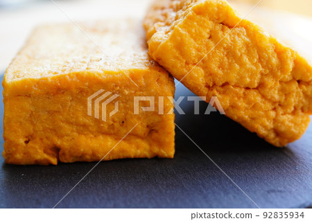 黑盤上的炸豆腐 黑盤上的炸豆腐 92835934