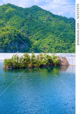 岩場吾妻湖岩場水壩初夏風景 92835970