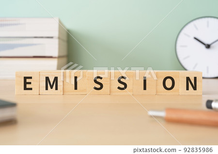 Emission/Emission 圖片 | 一張寫有“EMISSION”字樣的桌子 92835986