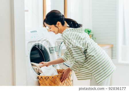 洗衣服的年輕女人 92836177