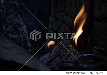 燃燒的木炭和火焰 92836793