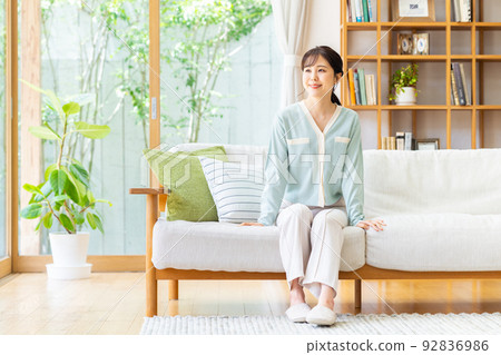 Young woman relaxing in the living room 92836986