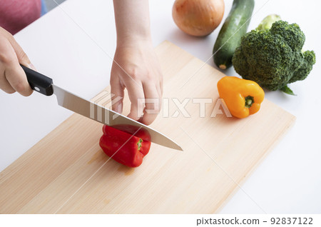 Women's hand cutting vegetables Women's hand cutting vegetables 92837122