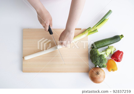 婦女的手切蔬菜 92837259