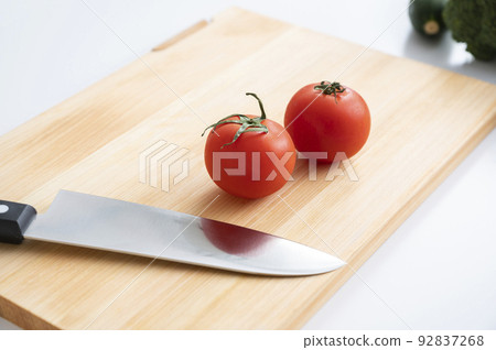 柏樹砧板、菜刀和蔬菜 92837268