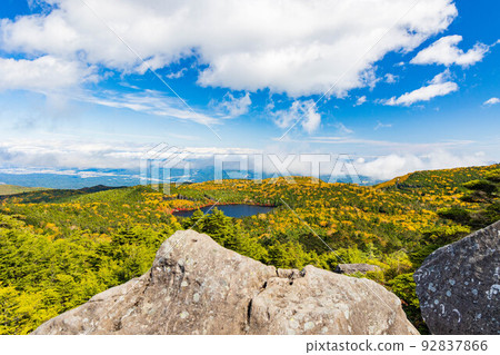 A popular fall foliage spot in Nagano, the vividly colored Shirokoma Pond, and the view from Takamiishi A popular fall foliage spot in Nagano, the vividly colored Shirokoma Pond, and the view from Takamiishi 92837866