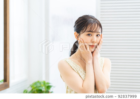 年輕女性的美麗 92837999