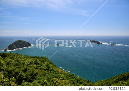 View of Hirase Island, Mimiana Island, and Kumano Sea from Tatagase Promenade Observatory [Taiki Town, Watarai County, Mie Prefecture] 92838111