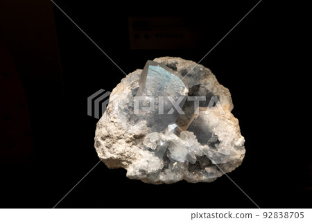 [Fukui Prefecture, Fukui Prefectural Dinosaur Museum] Celestite raw stone 92838705
