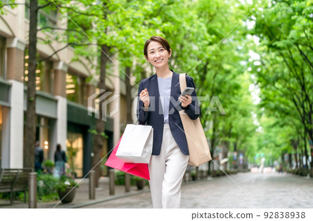 Woman shopping shopping fresh green 92838938