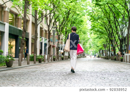 女人購物購物新鮮綠色 92838952