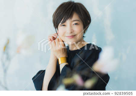 穿紅色 t 恤的女人 92839505