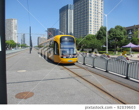 運行在上海市松江區的輕軌有軌電車(輕軌交通) 運行在上海市松江區的輕軌有軌電車(輕軌交通) 92839603