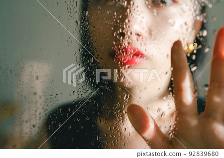 下雨天的女人 92839680