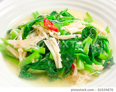 中國家常菜，炒紫角葉金針菇 92839870