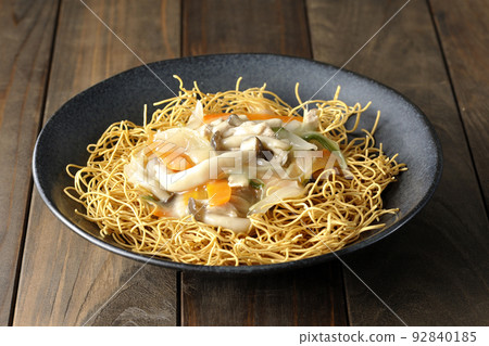 Sara 烏冬面配豆沙,含有石目菇、胡蘿蔔、洋蔥等。 Sara 烏冬面配豆沙,含有石目菇、胡蘿蔔、洋蔥等。 92840185