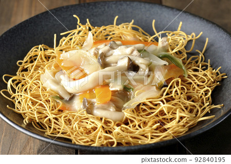 Sara 烏冬面配豆沙，含有石目菇、胡蘿蔔、洋蔥等。 92840195