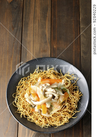 沙羅烏冬面的鳥瞰圖，豆瓣醬包含石目菇、胡蘿蔔和洋蔥 92840229