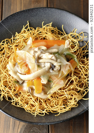 沙羅烏冬面的鳥瞰圖,豆瓣醬包含石目菇、胡蘿蔔和洋蔥 沙羅烏冬面的鳥瞰圖,豆瓣醬包含石目菇、胡蘿蔔和洋蔥 92840231