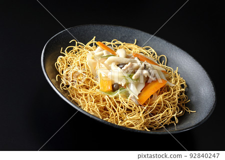 在黑色背景下拍攝的 Sara 烏冬面配豆瓣醬,裡面有石米芝蘑菇、胡蘿蔔、洋蔥等 在黑色背景下拍攝的 Sara 烏冬面配豆瓣醬,裡面有石米芝蘑菇、胡蘿蔔、洋蔥等 92840247