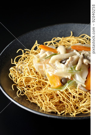在黑色背景下拍攝的 Sara 烏冬面配豆瓣醬,裡面有石米芝蘑菇、胡蘿蔔、洋蔥等 在黑色背景下拍攝的 Sara 烏冬面配豆瓣醬,裡面有石米芝蘑菇、胡蘿蔔、洋蔥等 92840258