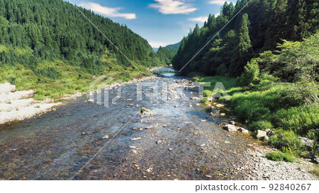 鄉村河流、山脈和藍天的自然風光(日本暑假、清澈的溪流、山間溪流、戶外的形象) 鄉村河流、山脈和藍天的自然風光(日本暑假、清澈的溪流、山間溪流、戶外的形象) 92840267