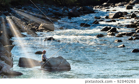 人們在河裡釣香魚的自然風光（清溪、河水、香魚） 92840268
