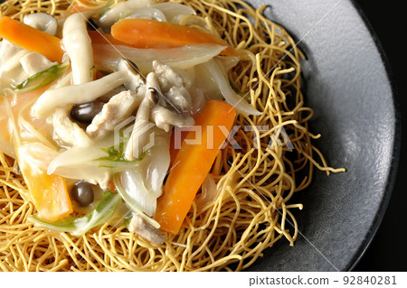 沙拉烏冬面，豆瓣醬，包含石米吉蘑菇、胡蘿蔔和洋蔥，從上方拍攝，背景為黑色 92840281