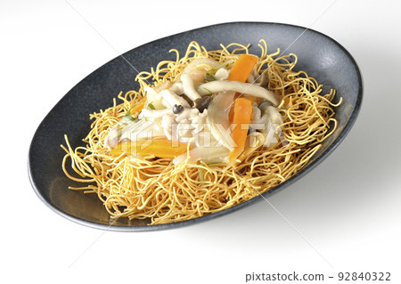 沙拉烏冬面配豆沙，包含石米吉蘑菇、胡蘿蔔和洋蔥，在白色背景下拍照 92840322