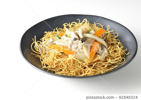 沙拉烏冬面配豆沙,包含石米吉蘑菇、胡蘿蔔和洋蔥,在白色背景下拍照 沙拉烏冬面配豆沙,包含石米吉蘑菇、胡蘿蔔和洋蔥,在白色背景下拍照 92840324