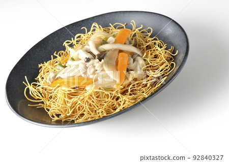 沙拉烏冬面配豆沙,包含石米吉蘑菇、胡蘿蔔和洋蔥,在白色背景下拍照 沙拉烏冬面配豆沙,包含石米吉蘑菇、胡蘿蔔和洋蔥,在白色背景下拍照 92840327