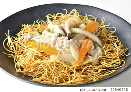 沙拉烏冬面配豆沙,包含石米吉蘑菇、胡蘿蔔和洋蔥,在白色背景下拍照 沙拉烏冬面配豆沙,包含石米吉蘑菇、胡蘿蔔和洋蔥,在白色背景下拍照 92840328