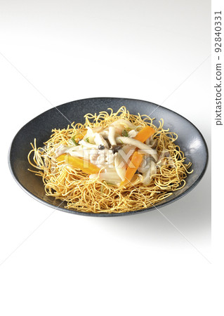 沙拉烏冬面配豆沙,包含石米吉蘑菇、胡蘿蔔和洋蔥,在白色背景下拍照 沙拉烏冬面配豆沙,包含石米吉蘑菇、胡蘿蔔和洋蔥,在白色背景下拍照 92840331