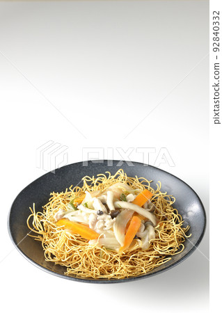 沙拉烏冬面配豆沙,包含石米吉蘑菇、胡蘿蔔和洋蔥,在白色背景下拍照 沙拉烏冬面配豆沙,包含石米吉蘑菇、胡蘿蔔和洋蔥,在白色背景下拍照 92840332