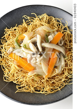 沙羅烏冬面配豆瓣醬，裡面有蘑菇、胡蘿蔔、洋蔥等。從上面拍攝，白色背景 92840403