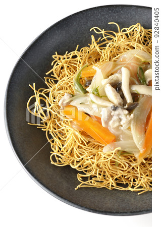 沙羅烏冬面配豆瓣醬，裡面有蘑菇、胡蘿蔔、洋蔥等。從上面拍攝，白色背景 92840405