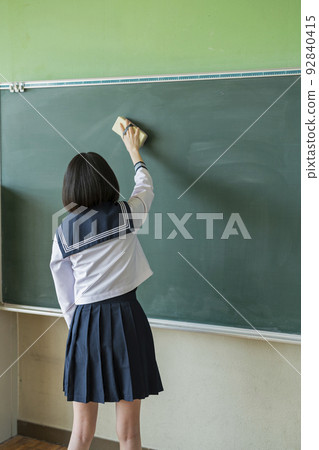 擦黑板的女高中生 擦黑板的女高中生 92840415