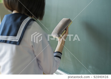 擦黑板的女高中生 92840416