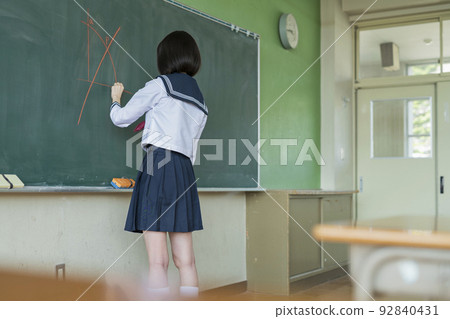 寫信的學校女孩在黑板 寫信的學校女孩在黑板 92840431