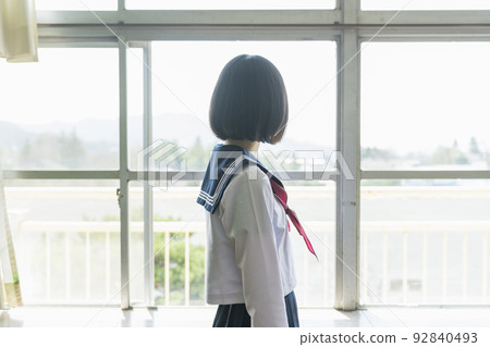 從教室窗外望去的高中女生 從教室窗外望去的高中女生 92840493