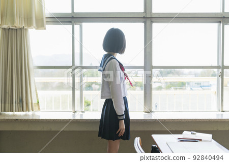 從教室窗外望去的高中女生 從教室窗外望去的高中女生 92840494