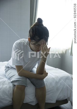 醒來後身體不適的年輕女子 92840538