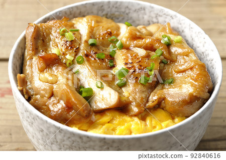 照燒雞肉飯碗,雞蛋上放一大塊雞肉 照燒雞肉飯碗,雞蛋上放一大塊雞肉 92840616