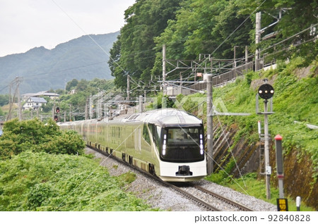 在筱井線道口附近奔跑的四季島 92840828
