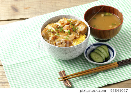 照燒雞肉飯碗，在玉子燒、味噌湯和泡菜上放一大塊雞肉 92841027