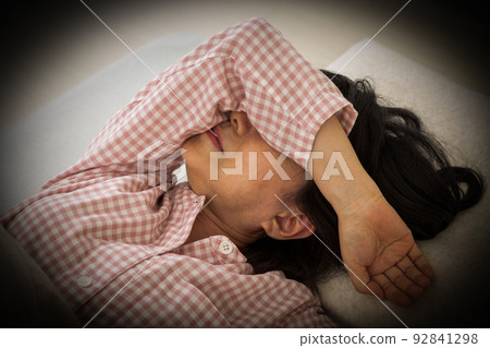 睡不著睡在臥室的中年婦女 睡不著睡在臥室的中年婦女 92841298