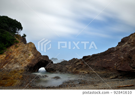 Tatagase Coast (Sea Cave/Mimiana Island) [Kihoku Town, Kitamuro District, Mie Prefecture] 92841610